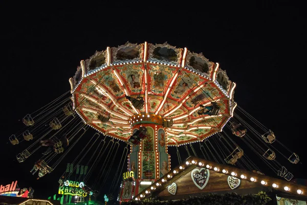 Wellenflug karussell beim oktoberfest in münchen, deutschland, 2015 — Stockfoto