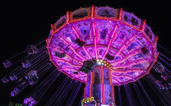 Wellenflug karussell beim oktoberfest in münchen, deutschland, 2015 — Stockfoto