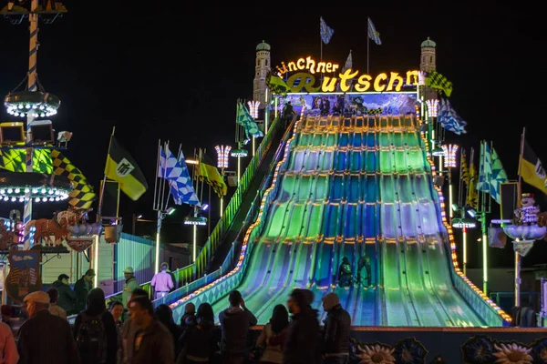 Münchner Rutschn na Oktoberfest w Monachium, Niemcy, 2015 — Zdjęcie stockowe