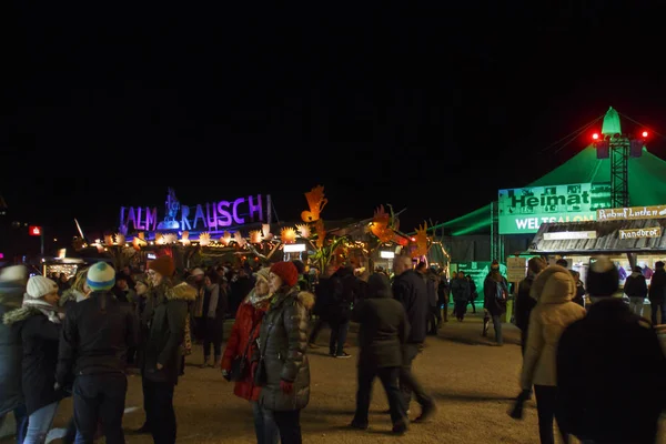 Tollwood Winter Festival op Theresienwiese in München, Duitsland, 2 — Stockfoto