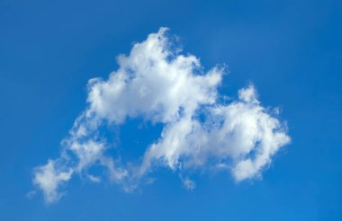 Doğanın güzel bulutları mavi gökyüzü arka planında tek beyaz bulut gündüz vakti. Fevkalade kıvrık su buharı. Çok katmanlı buhar bulutları