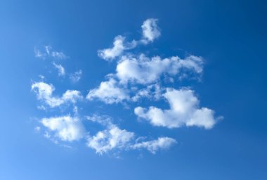 Yerin üstünde koyu mavi bir zemin üzerinde süzülen yalnız bir ışık bulutu. Yukarıdan bir işaret umuduyla gökyüzüne bakıyorum. Kendini aramak için rüzgarla yavaş yavaş yelken açıyorsun. Meditasyon resmi.