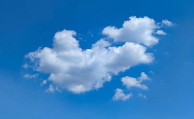 Tek bulutlu doğa mavisi gökyüzü. Kompozisyon ve tasarımın için saf arkaplan. Güzel yumuşak form..