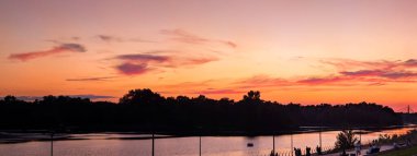 Peri masalı günbatımı. Çok entrikalı tarihi resim, kutsal eylemin büyülü ve detaylı manzarasını gözler önüne seriyor. Gece ve gündüz mücadelesi. Sarı turuncu pembe tonlar sanatsal tuval. Dramatik görkemli gökyüzü. İnanılmaz mor bulutlar panorama.