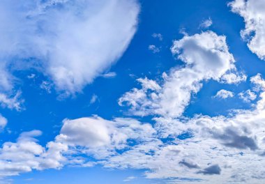 Bulut hatları ülkeler ve kıtaların hatlarıyla coğrafi haritayı andırıyor. Birinin gökyüzüne baktığı bir hayal. Mavi arka planda yumuşak bulutların geniş panoramik bir resmi..