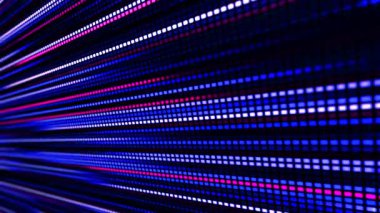 Bir LED veya piksel panelin animasyonu, mavi, mor ve beyaz ışığın parlak çizgileri hareket ve enerjinin etkisini yaratır. Perspektif derinliği ve dinamik çizgiler dijital dünyanın teknolojisini ve ritmini vurguluyor.