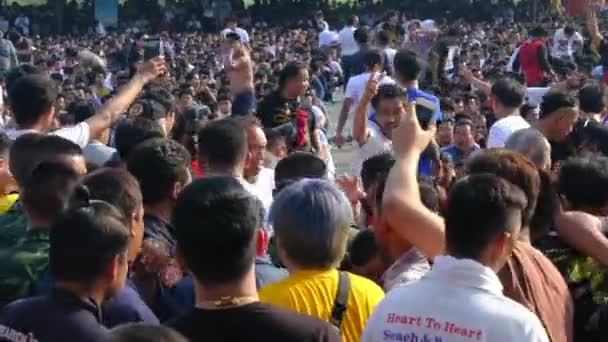 Multitud Participantes Poseídos Durante Festival Sak Yant Monasterio Wat Bang — Vídeo de stock