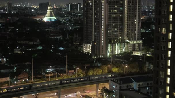 Visa Motorvägen Och Templet Wutthakat Bts Station Bangkok Midnatt — Stockvideo