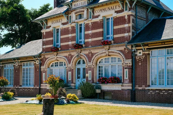 Romantik endüstriyel ev içinde şehir, Yport Limanı, bulutlu gökyüzü sırasında Normandiya