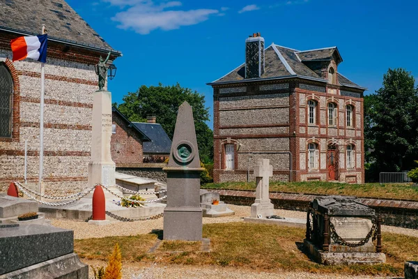 Romantik endüstriyel ev içinde şehir, Yport Limanı, bulutlu gökyüzü sırasında Normandiya