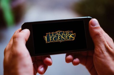 Closeup smartphone perde ile Ligi Legends oyunu logosu ve simge