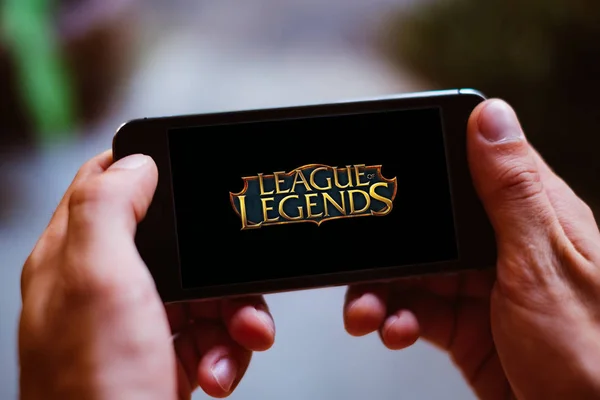 Closeup smartphone perde ile Ligi Legends oyunu logosu ve simge