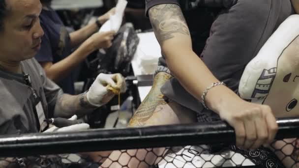 Artista Commerciale Del Tatuaggio Sta Facendo Tatuaggio Sul Cliente — Video Stock