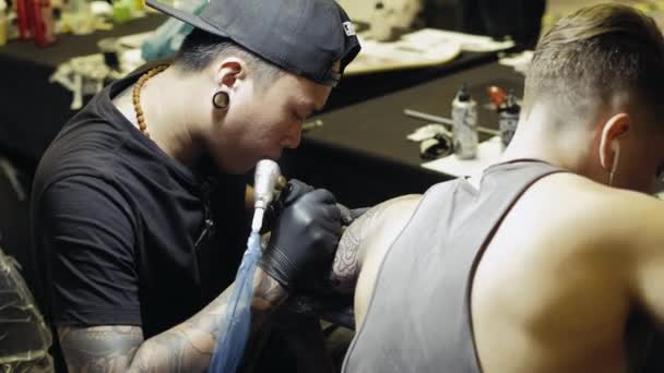 Artista Tatuaje Comercial Está Haciendo Tatuaje Cliente — Vídeos de Stock