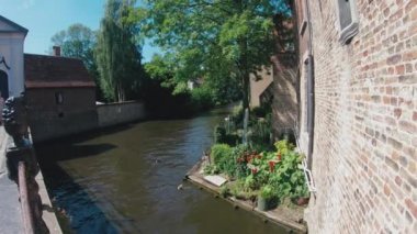 Pastoral nehir içinde eski şehir merkezi, Brugge/Bruges, Belçika yaz veya Bahar sırasında