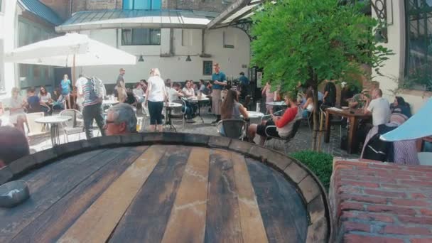 中央古都ブルージュ ブルッヘ ベルギーに夏や春の Idylic カフェの裏庭シーン — ストック動画