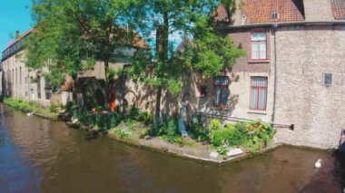 Pastoral nehir içinde eski şehir merkezi, Brugge/Bruges, Belçika yaz veya Bahar sırasında