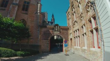Bruges, Belçika'daki tarihi kent bir avlu içinde yürüyüş