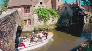 Bruges'deki kanalda bir güzel yaz günü, Belçika 14 Ağustos 2018'teknede Turizm