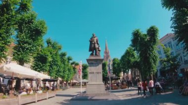 Simon Stevin kare veya Simon Stevinplein sırasında yoğun güneşli gün, kilise Our Lady arka planda