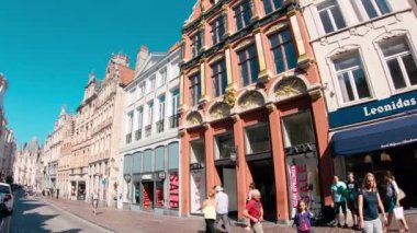 İnsanlarla sokak, tuğla evler ve Bruges otelde mağazalar mevcut. Birçok kanallar ve eski binalar ile bu zarif, dünya mirası Site UNESCO tarafından bir kasabadır. Kuzeybatı Belçika.