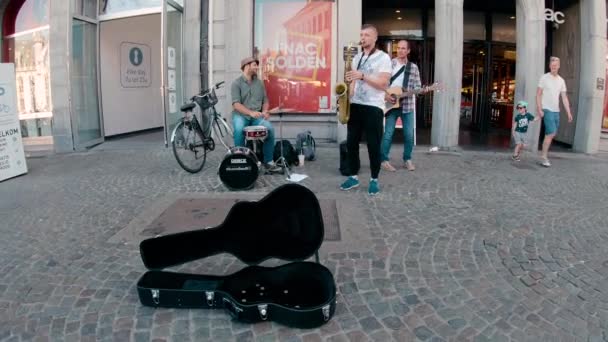 Cool Stylová Pouliční Kapela Hraje Ulicích Bruggy Belgie Hraje Píseň — Stock video
