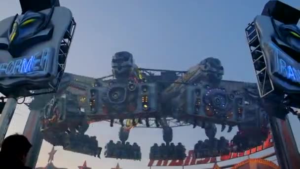 Paseo Emocionante Carrusel Giro Rápido Durante Noche Feria Atracciones Alemania — Vídeos de Stock