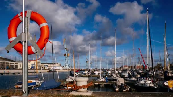 Timelapse Marina Puerto Con Barcos Flotantes Wismar Cerca Del Mar — Vídeos de Stock