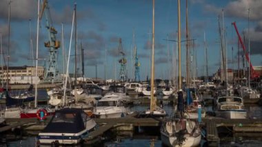 Timelapse, Wismar, Almanya tekneler epik bulutlar ile güneşli havalarda yüzen ile Marina
