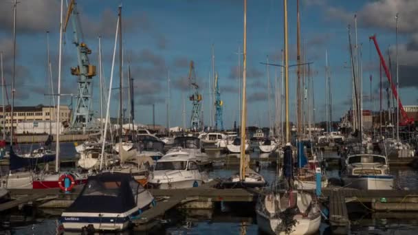 Timelapse Marina Con Barcos Flotantes Wismar Alemania Con Nubes Épicas — Vídeos de Stock