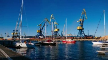 Timelapse Marina, Baltık Denizi ile güneşli havalarda sırasında epik bulutlar ile çalışma vinçler Wismar, Almanya
