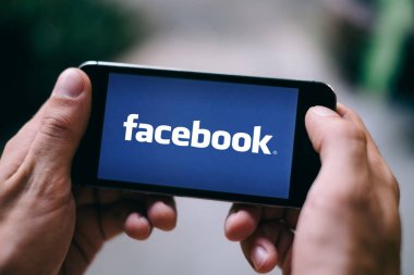 İphone ekran Facebook Logo veya simge ile closeup