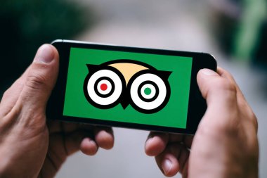 Köln, Almanya - 10 Mart 2019: Closeup iphone ekran Tripadvisor Messenger Logo veya simge gösteren