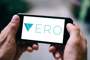 Köln, Almanya - 13 Mart 2019: Closeup iphone ekran Vero sosyal App Logo veya simge ile
