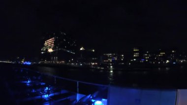 Hyperlapse Elbphilharmonie Elbve River Hamburg, Almanya turist teknesi ile gece boyunca
