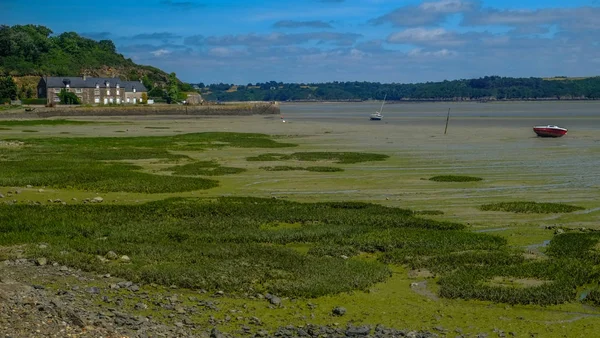 Düşük tide PAIMPOL Brittany, Fransa yakınındaki denizde eve