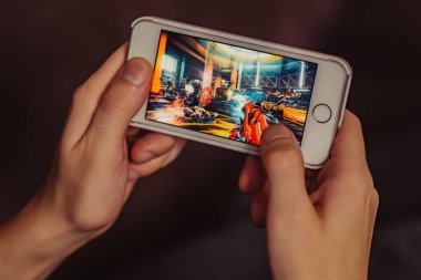 Berlin, Almanya - 23 Şubat 2019: Closeup iphone ekran ile Shadowgun efsaneleri Mobile Smartphone üzerinde oynanan oyun