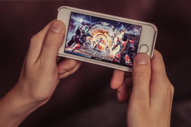 Berlin, Almanya - 23 Şubat 2019: Closeup iphone ekran ile Shadowgun efsaneleri Mobile Smartphone üzerinde oynanan oyun