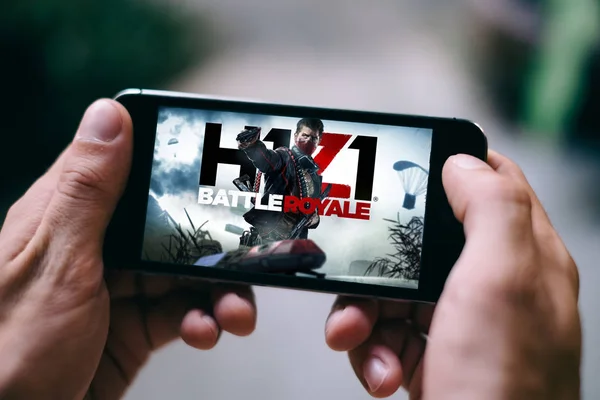 İphone ekran H1z1 Battle Royale cep oyunu ile closeup Smartphone üzerinde oynanan