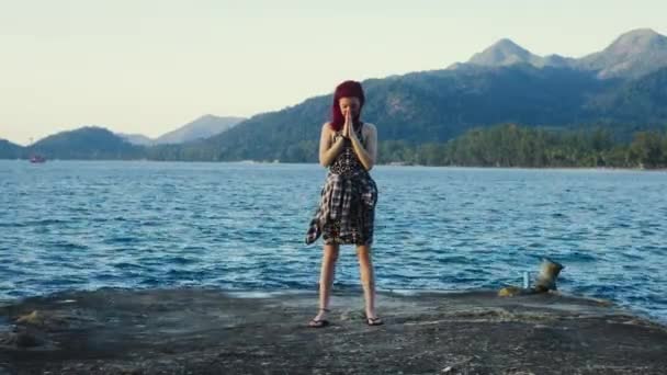 Młodych Kobiet Rasy Kaukaskiej Rude Włosy Jest Medytowanie Naprzeciwko Oceanu — Wideo stockowe