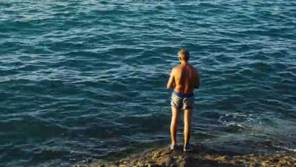 Oude Blanke Man Visserij Diepblauwe Oceaan — Stockvideo