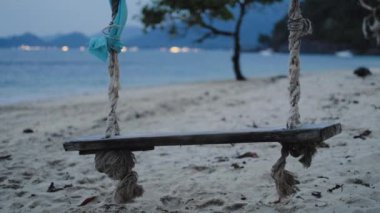 Ağacın altında asılı salıncak Koh Chang,: Trat, Thailand
