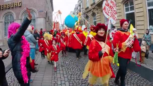 Fantasias Vermelhas Engraçadas Simbolizando Paz Mundial Carnaval Desfile Karneval Colônia — Vídeo de Stock