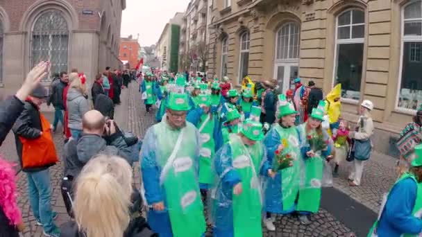 有趣的绿色服装象征着世界和平在狂欢节或卡内瓦尔游行在科隆在古龙水街头狂欢节 — 图库视频影像
