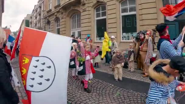 Flagge Von Köln Und Frankreich Mit Traditionellen Französischen Trachten Beim — Stockvideo