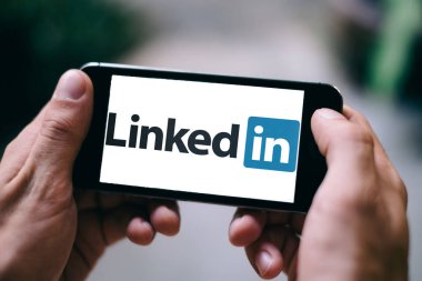 Berlin/Almanya - Mart 2019: LinkedIn logo veya simge smartphone ekranda görüntülenir