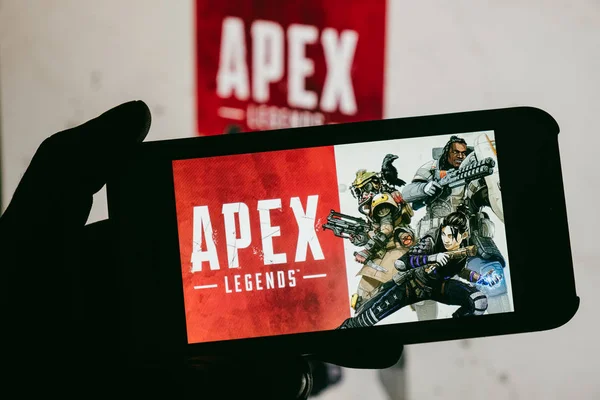 Логотип Apex Legends Отображается Мобильном Телефоне Мальчика Который Играет Мобильные — стоковое фото