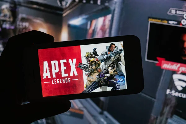 Apex efsaneler logo cep telefonu beklemeye mobil oyunlar oynayan genç bir çocuk tarafından görüntülenir