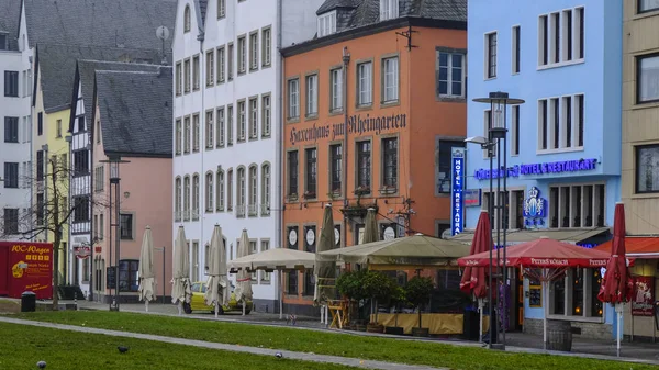 Sokakları ve tarihi şehir merkezi ya da Altstadt Köln Heumarkt yakınındaki evleri 