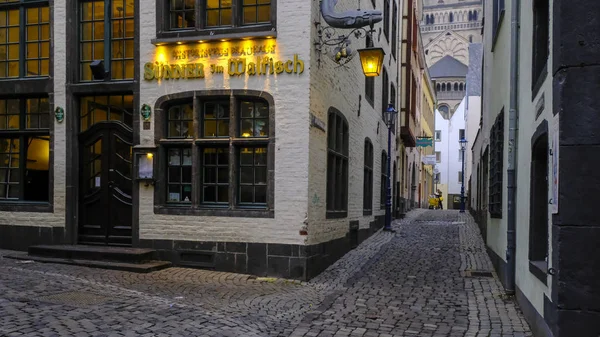 Sokakları ve tarihi şehir merkezi ya da Altstadt Köln Heumarkt yakınındaki evleri 